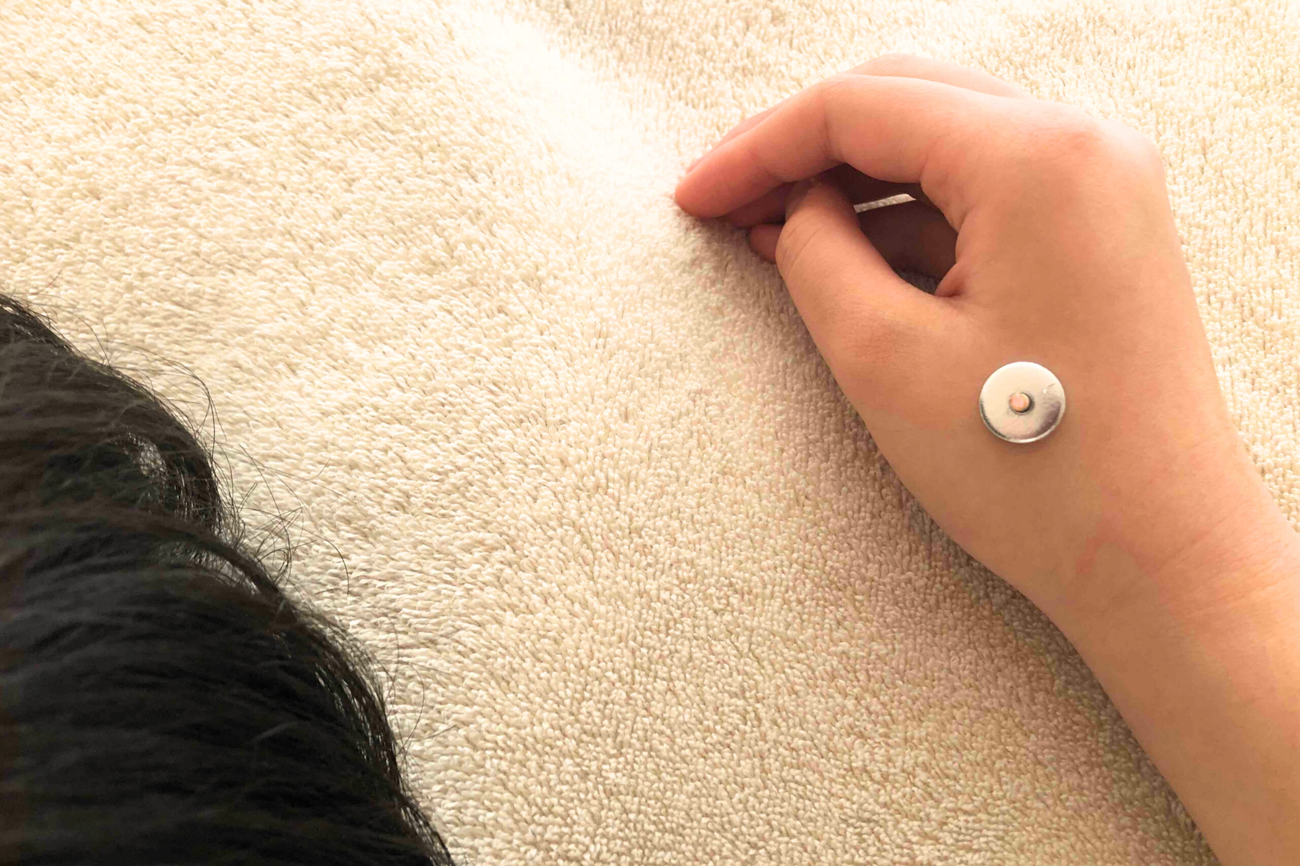 手の甲にお灸をする女性,台座灸